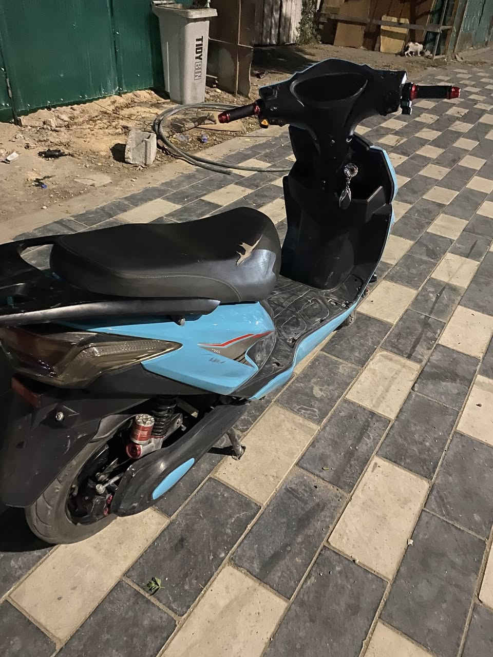 دراجة شحن سكنس فيروزي 6بطاريات وينلي 32A.72v الملف تمشي من 60-75 كيلو متر حسب سرعتك 3 سرعا السرعة القصوى 90 الدراجة كلشي ممبدل بيهة بعدهة بلادي برغي ممفتوح صار سنة وشهرين من اخذتهة بس الكفر الامامي جان مفطور ومشة الفطر العنوان - بغداد البلديات-
الرقم-*********** وتساب موجود جاملغ المامي مكسور وسكليتر ايعلك احجيلك صراحة بس دراجة كلش حلوة او نضيفة  سعر 475او بيهة مجال بصيط تعال او شوفهة بيك خير او تدلل
