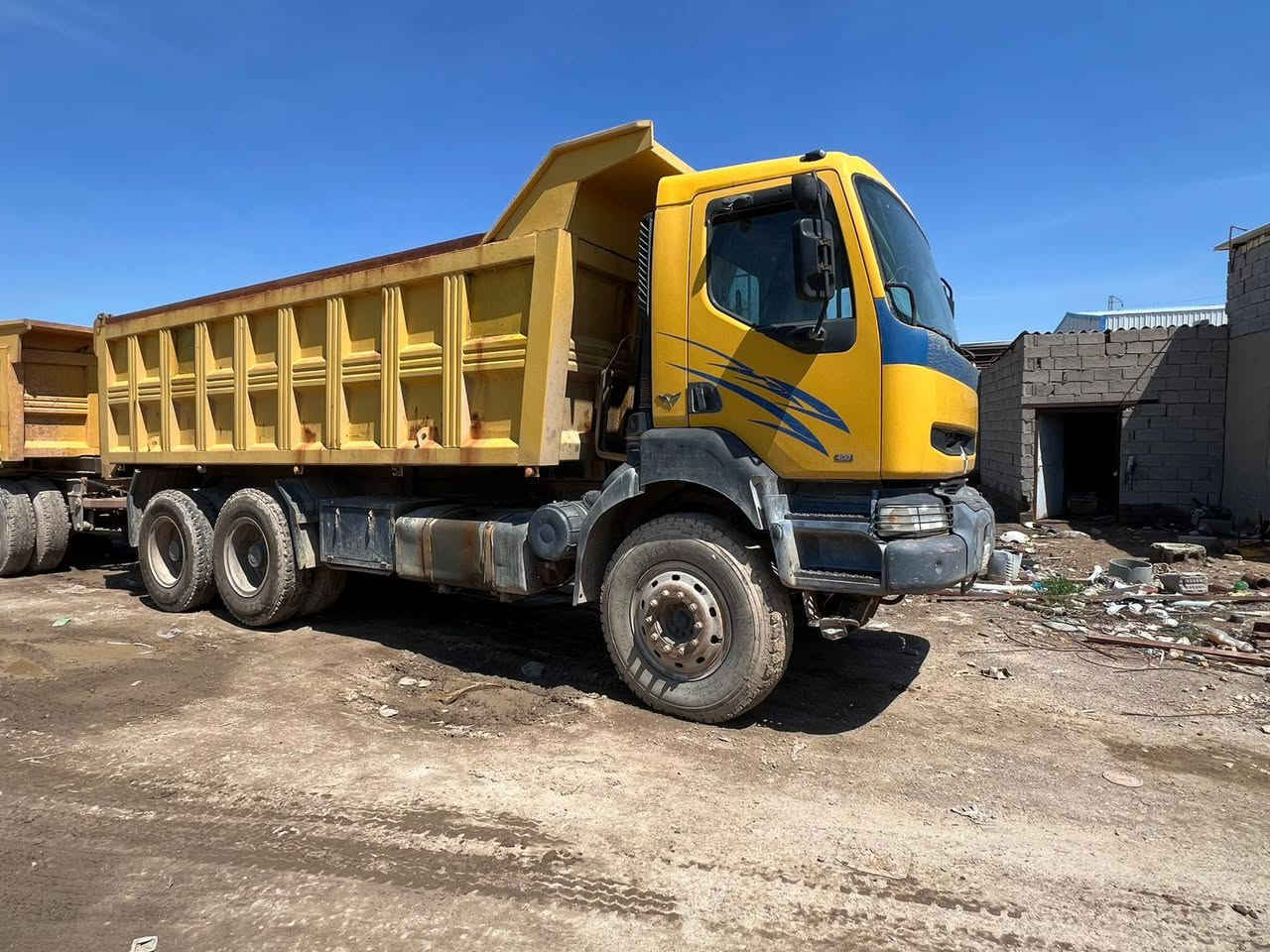 سلام عليكم مكلف بالنشر 
للبيع رينو موديل 2002 حجم 400 مواصفات بم ونوزل سياره نضيفه معنه الكلمه عنوان واسط قضاء الزبيديه الاستفسار على رقم 
*********** حجي حسين
