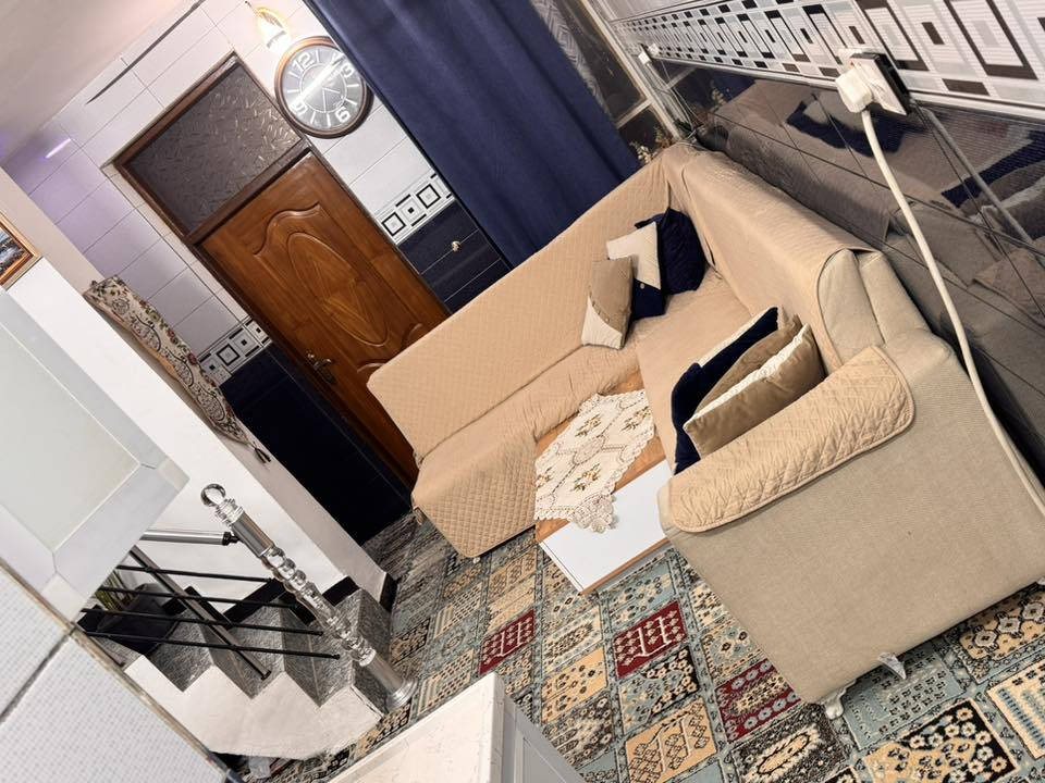 بيت للبيع طابو زراعي صرف سند 25 المساحه 100م طابقين يحتوي 3غرف نوم و استقبال و صاله و مطبخ حار و بارد و صحيات المكان بغداد الزعفرانيه للاستفسار *********** واتساب
