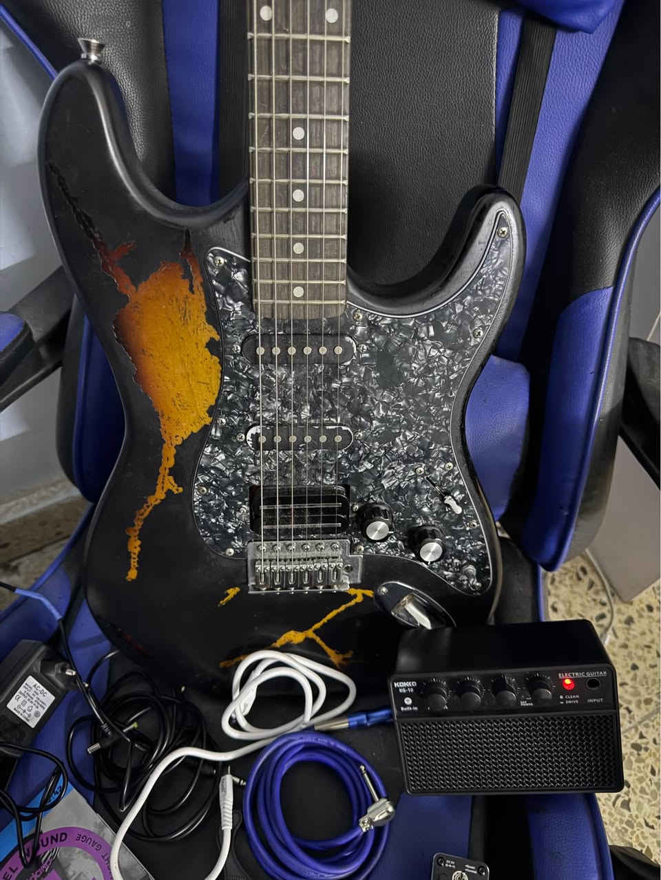 كيتار فندر ستراتوكاستر Made in USA
كيتار كهربائي الكترك
حاطيلة PickUp humbcker Custom
وارتفاع الاوتار ناصي وسهل للعزف
(بي شخوط وصبغ طبقه خارجية علمود شكله يصير فنتج)

وملحقاتة
مضخم صوت Amp متنقل شحن 10 واط
دواسة Pedal Overdrive تسوي الصوت خشن ووياها المحوله
2 كيبلات للكيتار واحد اصلي والثاني تجاري
ووياة حقيبة
و كابو Capo
و 2 ريش picks
و اوتار احتياط دداريو

صوت الكيتار كلش حلو و التون ثابت 
السعر 180 الف دينار عراقي
توصيل بغداد متوفر بغداد, العراق


**إذا كنت صاحب هذا الإعلان وتريد حذفه لأي سبب، رجاءا أرسل رسالة إلى الدعم الفني**