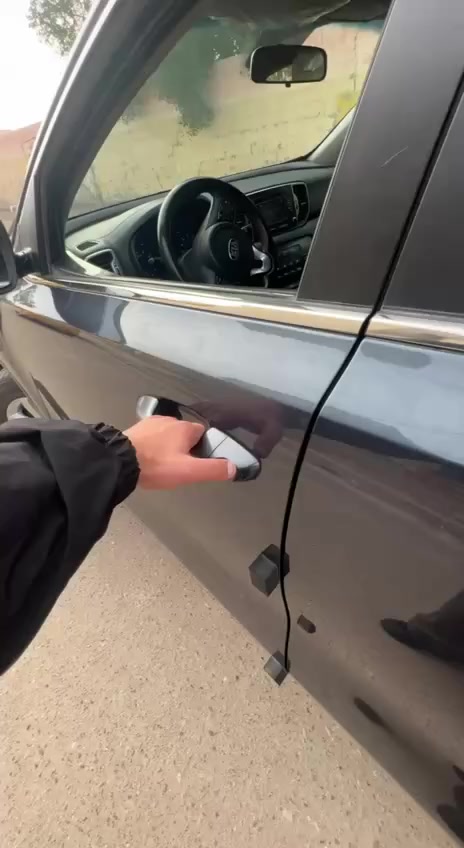 السلام عليكم
سبورتج موديل 2017 
مواصفات FE
مكينه ومكانيك كله خير من الله
مكينه 2000
داخل جلد اسود مطعم بأحمر 
وضعيات قياده
كشن كهرباء 
تدفئه كشنات
سويج 
قطعتين تبريد 
كأمره خلفيه
السياره مكانيكها كله مكفوله وترايها مال زيرو
السياره على ايدي وبانزين كله محسن
باسمي تحويل ثاني يوم وأرقام جديده لل2029 
للاستفسار اكثر
***********
وملاحضة:
بالنسبه للصبغ الي بالسونار گلير من أمريكا
ما بيها قطره صبغ لو طخه بالعراق
