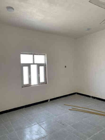 #شقه حديثه كبيره مساحتها 100م2 مدخل من شارع باب منفصل تحتوي على غرفتين واستقبال ومطبخ بورسلين كبير وحديث كامله من كل نواحي من الماء والكهرباء والمنظومة الغاز
عنوان خنيطله شارع الكراج للتواصل***********
