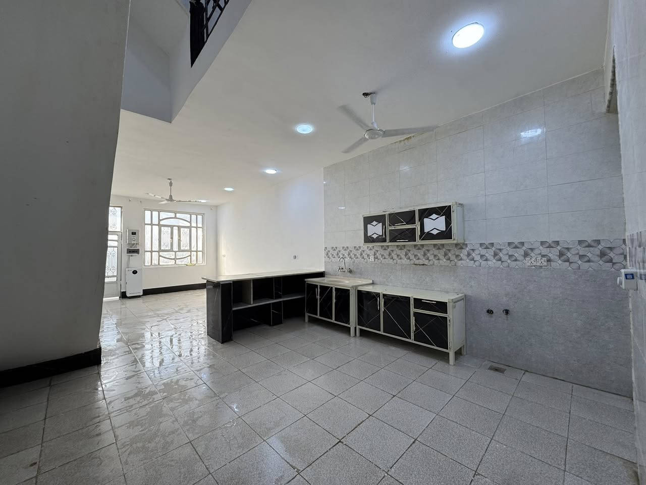 🔴مشتمل للأيجار   المساحه 100 متر
📍الورديه خلف مستشفى الكفيل مباشرة 

البيت يحتوي على 3 غرف نوم ومجمعين صحيات ومطبخ واستقبال 

⚡️البيت يحتوي على (طاقه شمسيه)وكاونتر وسخان

سعر الايجار 425 الف شامل اجور الكهرباء والماء 

للاستفسار الاتصال على الرقم 

☎️***********
