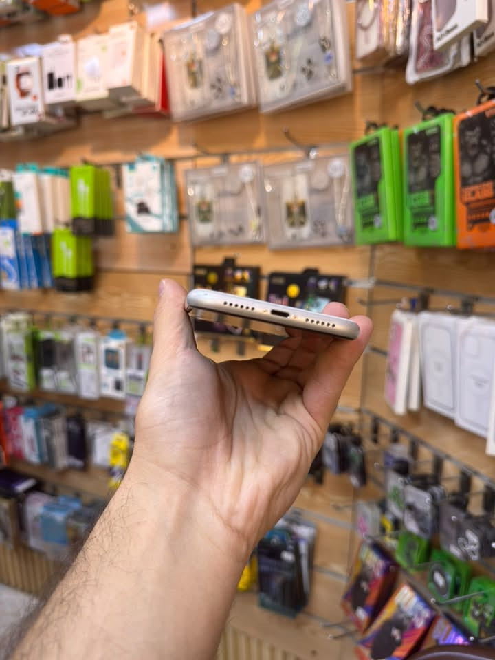 ⭐ متوفر الآن في سنتر دانيال ⭐
iPhone XR - 64GB
📌 المواصفات:
 الذاكرة: 64 جيجابايت.
 البطارية: 76% (أصلية).
 النظافة: فول، الجهاز بلادي ومكفول من الفتح والتصليح.
جهاز عملي، نظيف جداً، وسعره مناسب!
السعر ١٨٠ الف 
للاستفسار عن تفاصيل أكثر، راسلونا على الخاص 📩 أو اتصلوا بينا:
📞 ***********
📍 موقعنا: دورة سيدتي الجميلة - داخل قيصرية السرحان
