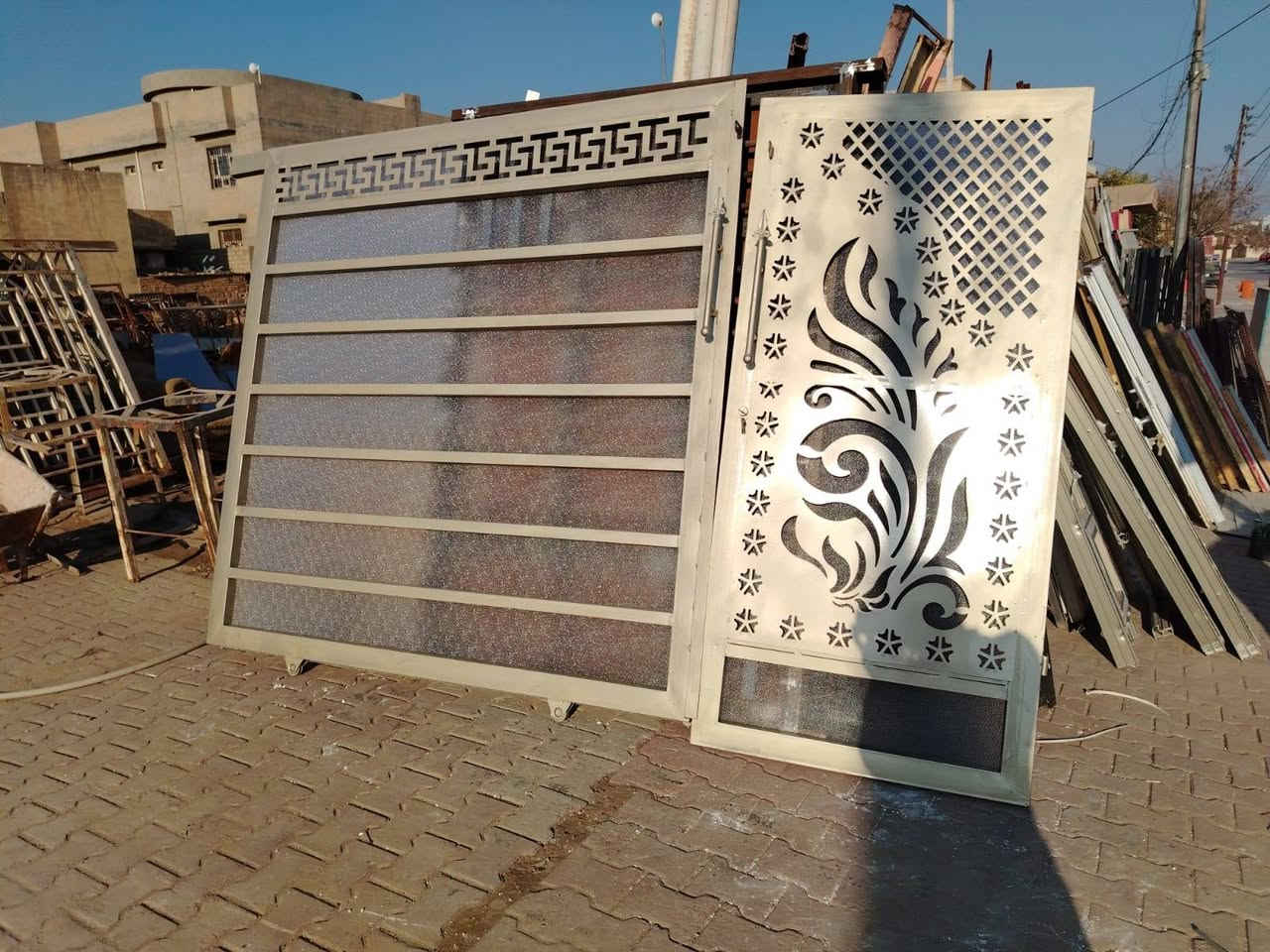 🛠️ [حدادة السيد نعمان] للحدادة والـمظلات الحديثة 🛠️
​تبحث عن الأمان، المتانة، والتصميم العصري لبيتك؟ إحنا بخدمتك! نوفر لك أحدث التصاميم وبأعلى جودة حديد في السوق، مع دقة وإتقان بالتنفيذ.
​✨ خدماتنا تشمل كل ما يحتاجه بيتك:
​🚪 أبواب خارجية وداخلية: (أبواب حوش، أبواب رئيسية، أبواب كليدور ، وأبواب غرف) بأشكال مودرن وكلاسيك تعزل الصوت وتدوم العمر.
​🪟 شبابيك حديد: شبابيك حماية، شبابيك مطابخ بتصاميم ذكية وعصرية تناسب الديكور.

​⛺ سقائف ومظلات: سقائف (K-Span)، مظلات سيارات، وسقائف حدائق مقاومة للحرارة والأمطار.
​🔥 مناقل وشوايات: تفصال مناقل عائلية وللمطاعم حسب القياس والطلب، حديد ثقيل يتحمل النار.
​🛠️ وكل ما يخص عالم الحدادة: صيانة عامة وتفصيل أي فكرة تخطر ببالك!
​💡 ليش تختارنا؟
​✅ دقة في المواعيد: نسلمك الشغل بالوقت المتفق عليه بدون تأخير.
✅ حديد نخب أول: نستخدم أفضل أنواع الحديد المقاوم للصدأ والعوامل الجوية.
✅ أسعار تنافسية: الجودة العالية مو بالضرورة تكون غالية، أسعارنا تناسب الجميع.
✅ كادر محترف: حدادين ذوي خبرة طويلة بلمسات فنية.
​📞 للحجز والاستفسار، تواصل معنا عبر الواتساب أو الاتصال المباشر:
[ *********** ]
​📍 العنوان:
[تكريت_نهايه شارع الاحتفالات_بدايه شارع مدخل الديوم على اليمين]
​🏡 بيتك يستاهل الأفضل.. خلّي لمستنا تحميه وتجمّله!
