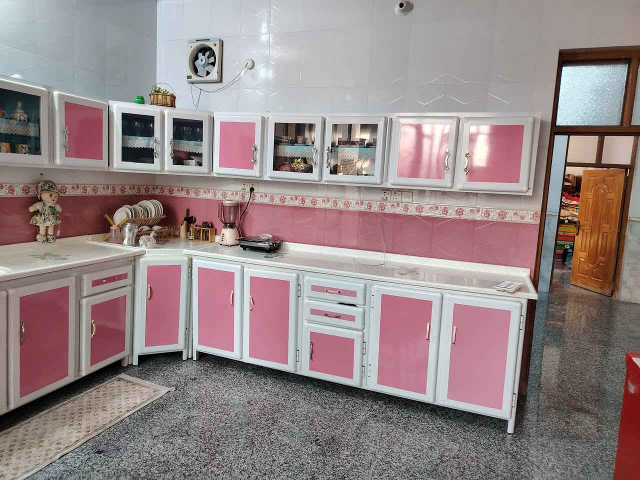 بيت للبيع طابقين 200 متر مربع 10*20 =قرب مول اهل الخير
حي نادر الثانيه، يبعد عن الشارع الخدمي 200متر
البيت واجهته شارع، وكراج سياره،  والبناء درجه اولئ
السعر 270 مليون وقابل للتفاوض، *********** ا
البيت طابو زراعي 25 بسمي،
