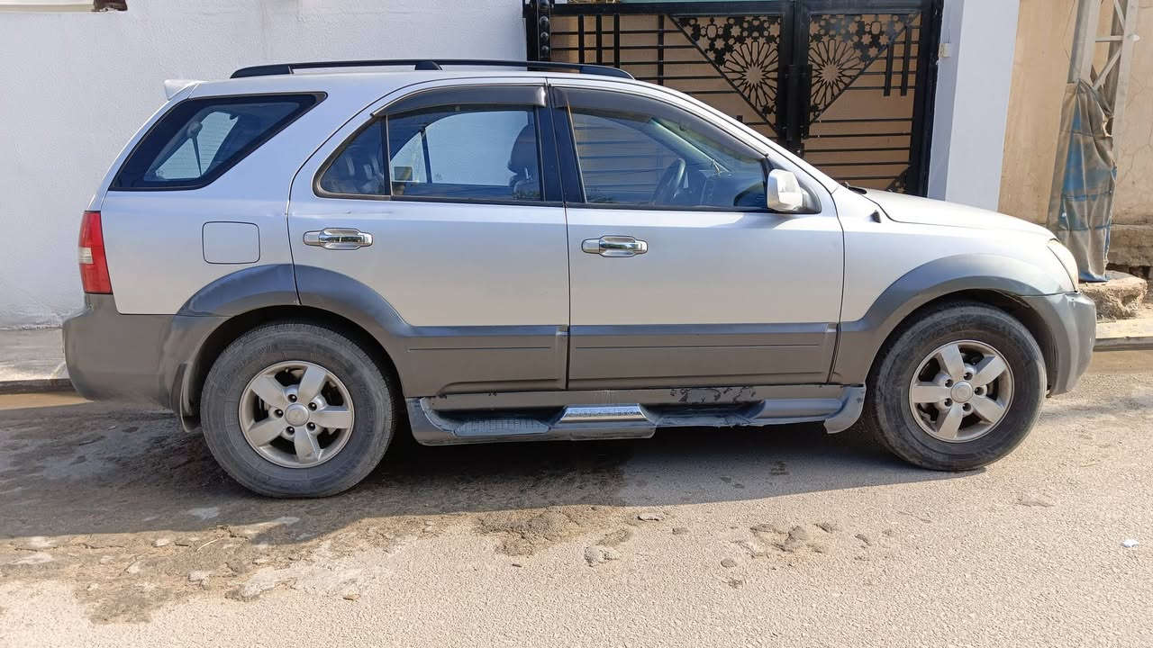 سورينتو 2009 خليجي 7 راكب فول مواصفات فئة EX مكفولة من الضربة ومن الصبغ عدا الدعاميات
رقم كركوك انگليزي تتحول بكل المحافظات 
محرك  6 سلندر  3300  / فور ويل / تحكمات ستيرن / كرسي السائق كهربائي/ فتحة سقف / تبريد + تدفئة شغال 
السعر 110 وبيها مجال 
مكان السيارة الفلوجة ***********
