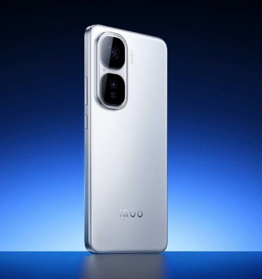 السلام عليكم 
وحش الالعاب ( IQO Neo 10 Pro)(Plus 
جهاز سفاح بمعالج قوي (Snap Dragon 8 Elite)
وبارية عملاقه بسعة (6800)ملي امبير وشاحن سريع(120 واط)  وشاشة سلسة وقوية ودقتها 2K وسطوعها يصل الى(4500)نتس بمعدل تحديث (144 هرتز) ومليان بعد مواصفات وذكاء اصطناعي وكامرات بعزل يخبل ذاكرة 256 كامل ملحقات للبيع وللمراوس بجهاز قوي بالكامرات 
واتساب (***********)
