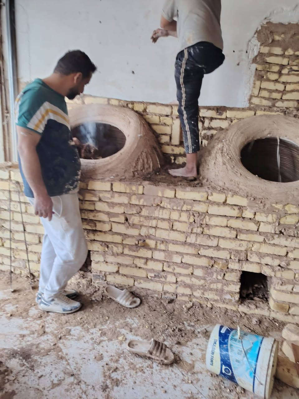 معمل حيدر الكواز
لسنا الوحيدين لاكننا متميزون في عملنا
مستعدون لبناء وفخار التنانير وتجهيز كافة المخابز والافران بالتنانيير الطين و كافه مستلزمتها(جمله _مفرد)
(عجانات ،هزازات، طابوق الناري،،ماشات،غطيات

توجد خدمة توصيل لكافة المحافظات
***********
