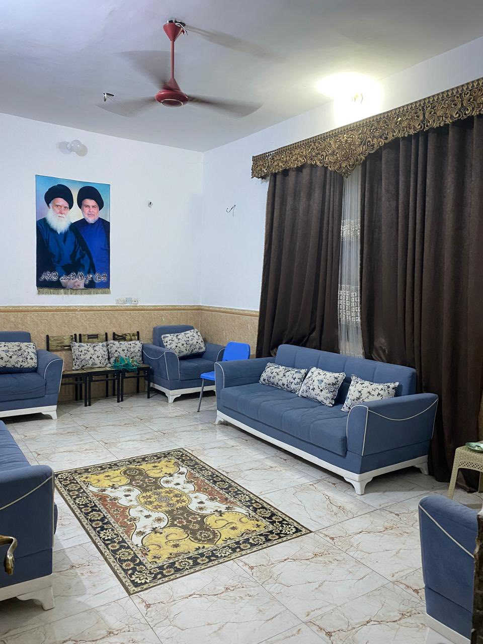 بيت للبيع في منطقة العزه القديمه  المساحه 220متر    يتكون هول +غرف2+استقبال+مطبخ حمام خارجي +حمام داخلي+حمام خارجي+حمام داخلي+محل
الرقم ***********
