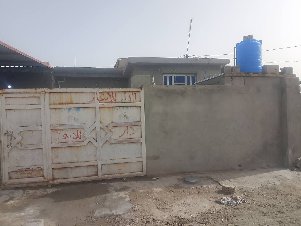 سلام عليكم بيت للبيع مساحه 150 غرفه نوم وصاله ومطبخ واستقبال قرب شارع 30 حي الكرار  وهاذه رقمي ***********
