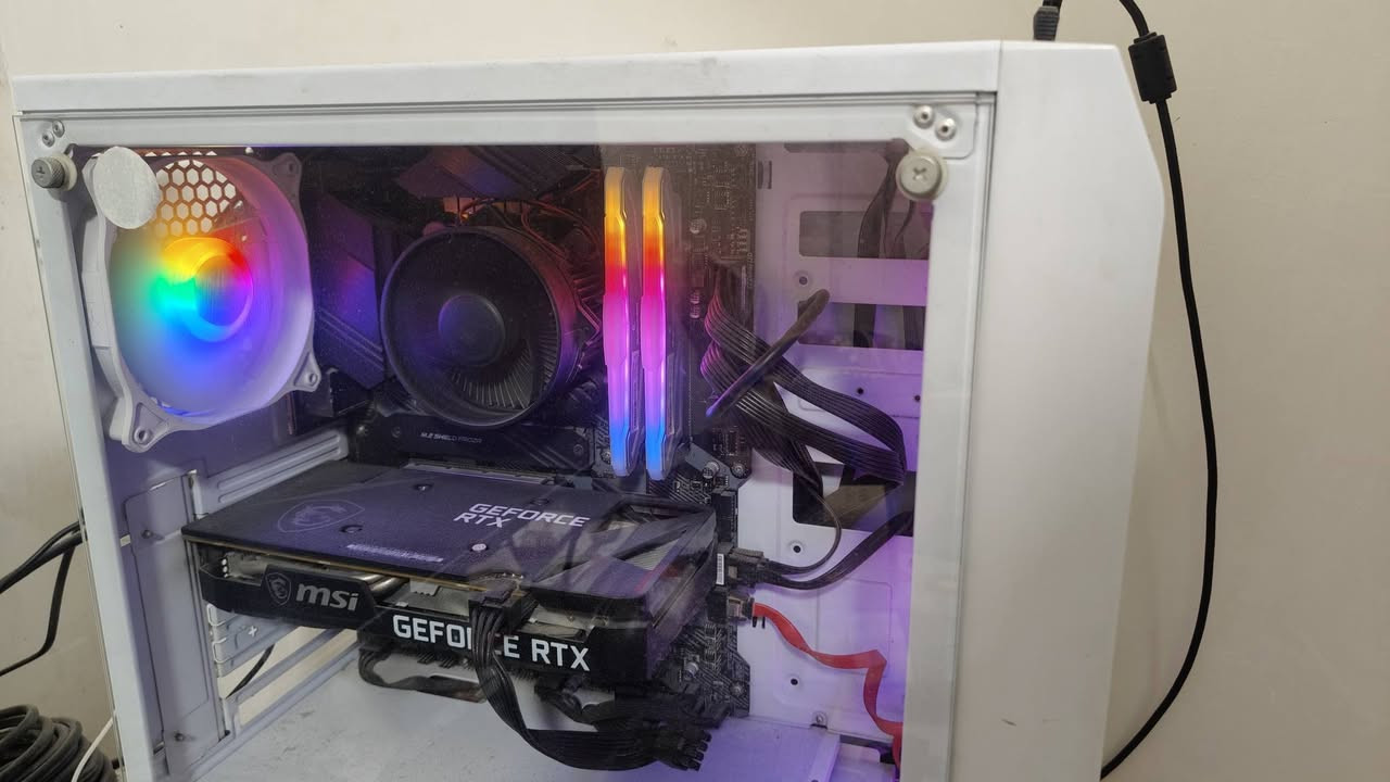 السلام عليكم
كيس ألعاب قوي لتشغيل أحدث الألعاب وبرامج المونتاج والبث المباشر
المواصفات:
🔹 كرت الشاشة: MSI GeForce RTX 3060 Ti Gaming X
🔹 المعالج: Intel Core i5-10400F
🔹 الرام: KingBan RGB DDR4 حجم 16GB (8×2) بسرعة 3600MHz
🔹 الهارد الأول: SSD نوع DG سعة 128GB
🔹الهارد الثالث M.2 1T الهارد الثاني: HDD نوع HITACHI سعة 1TB
🔹 المذربورد: MSI Z490-A PRO (يدعم 4 منافذ رام وكرتين شاشة)
🔹 الباور سبلاي: AIGO 650W
🔹 الكيس: Fantech مع 4 مراوح RGB
سعر 830 
*********** واتس
