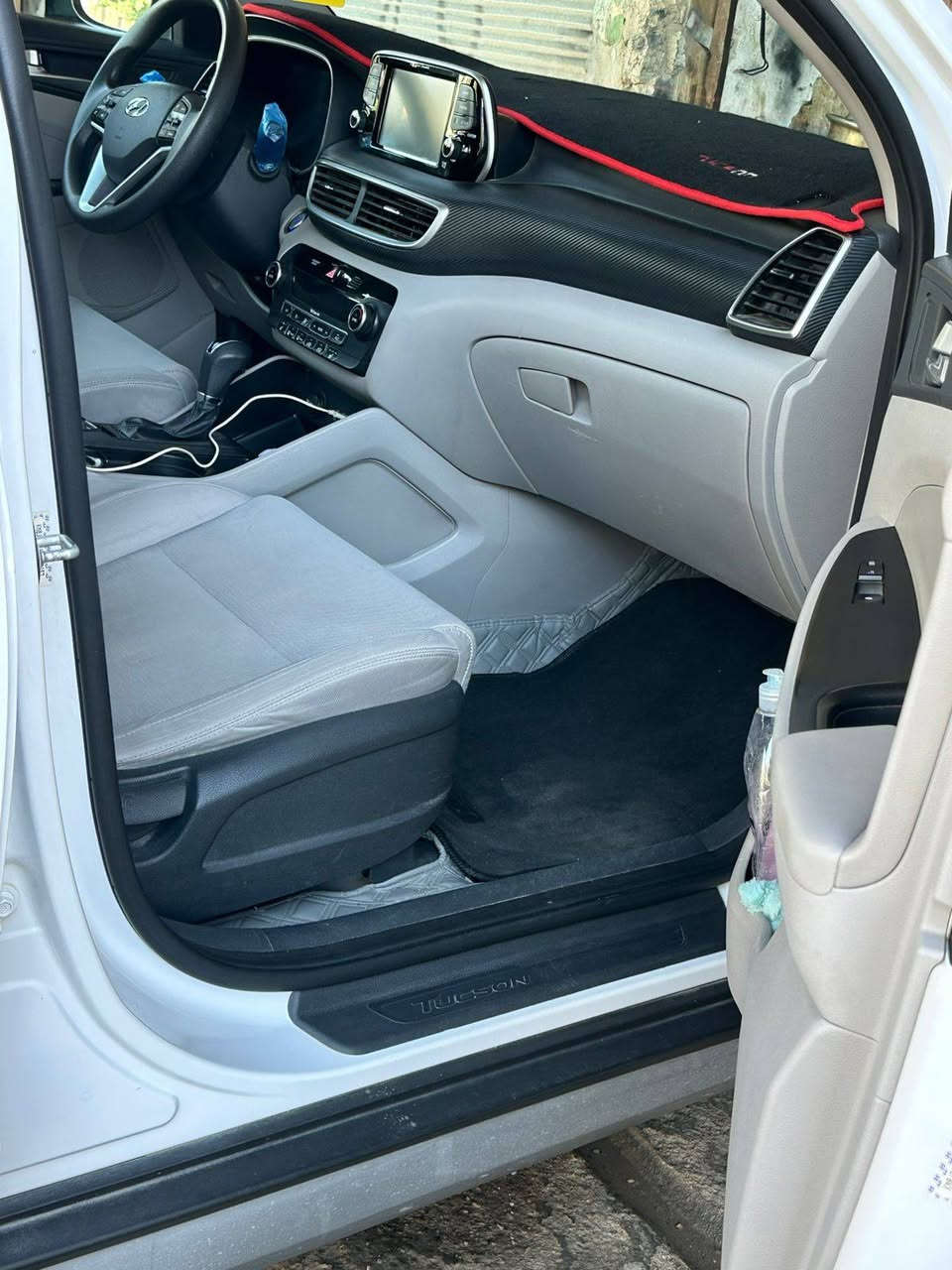 السلام عليكم توسان وارد امريكي محرك 2400 موديل 19بيع اومراوس حسب القناعه بسمي تحويل  مباشر سونار مرفق بصور الاستفسار اتصل ***********
