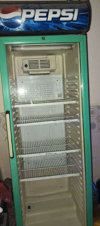 ثلاجة • عارضة • بيها مجال