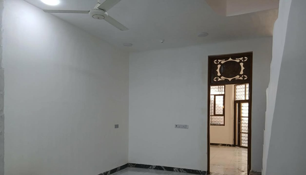 🏡 #للبيع #دار_سكني
📍 #الموقع: شارع 80 قرب مؤسسة العين#
✨ #المواصفات:
▫️ المساحة : 100م  
الواجهـــــــــة // 5م 
النــــــــــــــزال // 20م
▫️#طابــــــو #مـــــلك  #صـــرف 
..........
🔹 الطابق الأرضي:
_ غرفــــــــــه نـــــوم 
_ صالـــــــــة 
_ هــــــــــول 
_ مـــطـــبـــخ   
_ مجمــــــــــع صحـــــــــــيات   
🔹 *الطابق العلوي:
_ غرفه  نـــــوم كبيره
_ هــــــــــول 
_ مجـمــــــــع صحيات 
 ...................... 
📞 للاستفسار والمعاينة: 
الاتصال على الارقام :
***********☎️ واتساب
او مراجعة المكتب 
الحلة _ الكرامة الشارع المشجر مجاور اسواق المطار 1 
✅ نستقبل جميع عروضكم السكنية 🏠 والتجارية 🏡 بكافة مناطق الحلة 
……………………………
