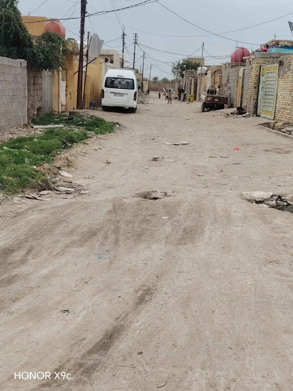 سلام عليكم يالله توفر عدنا بيت البيع مساحه ميتين متر مكانه حي المير غرب المدرسه العروبيه ***********
