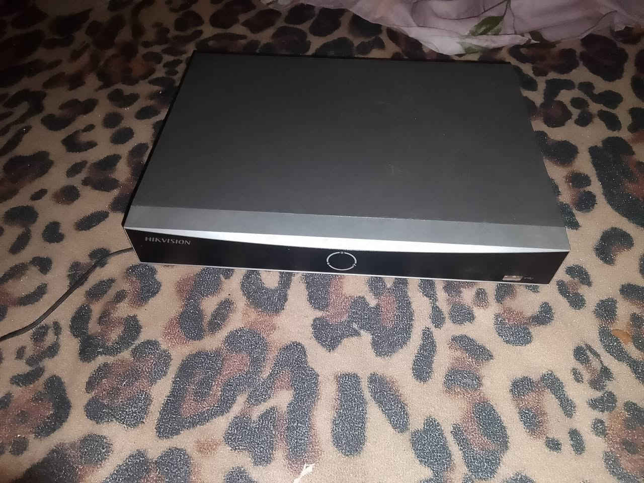 كاميرات مراقبة للبيع 3مع دفي أر 
مع محولة مع وإيرات سعر 85وبسها مجال للطيـبين


**إذا كنت صاحب هذا الإعلان وتريد حذفه لأي سبب، رجاءا أرسل رسالة إلى الدعم الفني**