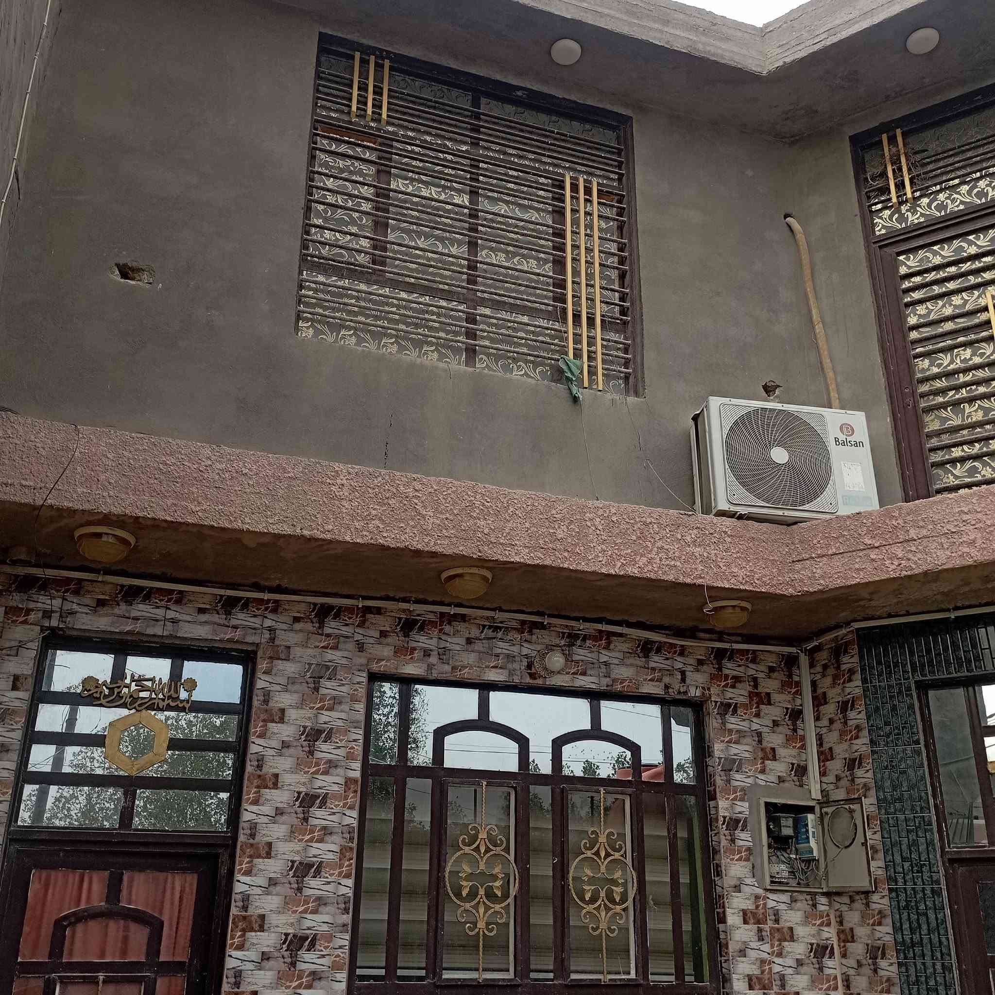 السلام عليكم بيت طابو صرف  المساحه 200 متر واجه عشره ونزال عشرين طابقين اربع غرف نوم استقبال مطبخ كندور صحيات داخلية وخارجية  البيت طابقين أمام ساحه خضرار موقع مميز جدا  ثاتي بيت عن شارع 80 من جهة شارع 80  فرع اسواق ريحانه  قربب على جامع الرحمن السعر 260 وقابل للتفاوض للاستفسار اكثر الاتصال على الرقم التالي ***********
