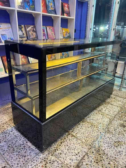 السلام عليكم عارضه كيك نضيفه وتبريد ثلج واضائه شغاله وكلش
حلوه ومرتبه بـ250 وبيها مجال 
مكاني بغداد عبيدي راسلني خاص او واتساب 
***********
