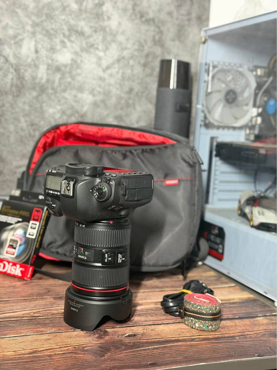 ⁨ ⁨ ⁨ ⁨ ⁨ 📸 Canon EOS 5D Mark IV + 24–105mm f/4L IS II USM

كامرة فول فريم احترافية من كانون، مناسبة للتصوير الفوتوغرافي والفيديو بجودة عالية جدًا 👌
خيار مثالي للأعراس، البورتريه، الطبيعة، والتصوير التجاري.

🔹 الحالة: مستعمل نضيف
🔹 النظافة: 95٪؜
🔹 عدد الشترات: 68 kشتر
🔹 العدسة: Canon 24–105mm f/4L IS II (الإصدار الثاني – بلادي)

⚙️ المواصفات:

• مستشعر فول فريم 30.4 ميگابكسل
• تصوير فيديو 4K
• نظام تركيز Dual Pixel AF
• ISO عالي بأداء ممتاز بالإضاءة الضعيفة
• شاشة لمس
• واي فاي + GPS
• هيكل مغنيسيوم مقاوم للعوامل الجوية

📦 الملحقات:
• جنطة كتف
• شاحنة
• حزام (تصميم نقش – بلادي)
• بطارية بلادي
• رام 64GB (4K) هدية 🎁

💰 السعر: 1,685,000 دينار عراقي

📩 للاستفسار أو الحجز: مراسلة الصفحة
🚚 توصيل مجاني لجميع محافظات العراق⁩⁩⁩⁩⁩ كركوك, العراق


**إذا كنت صاحب هذا الإعلان وتريد حذفه لأي سبب، رجاءا أرسل رسالة إلى الدعم الفني**