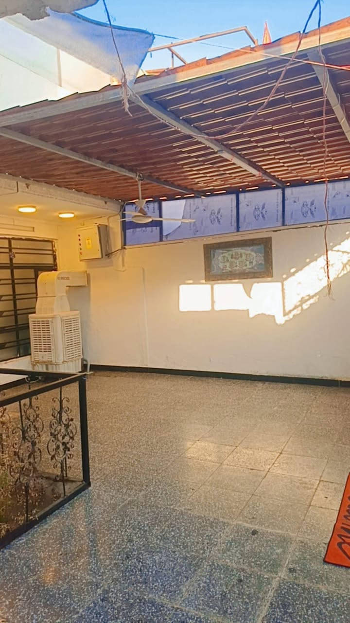 سلام عليكم بيت لبيع مساحه ١٤٤ طبق ونص نضيف كلش كامل قطاع ٧٩ ستفسار ***********

