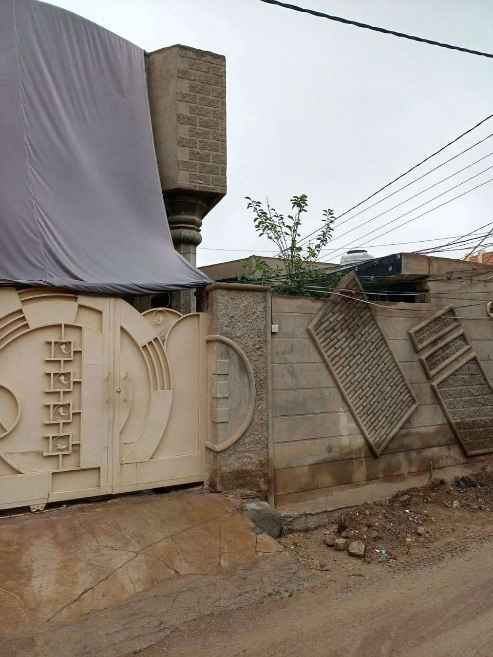 السلام عليكم بيت بناء حديث المساحه ٣٠٠ متر يحتوي ع غرفتين نوم وستقبال وهول  + مطبخ ويشمل محلات عدد ٢ ويشمل حديقه مساحتها ١٧٥ متر  موقع ديالى جسر خرنابات شتال


**إذا كنت صاحب هذا الإعلان وتريد حذفه لأي سبب، رجاءا أرسل رسالة إلى الدعم الفني**