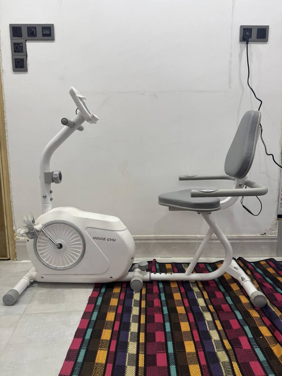 جهاز بايسكل جالس مريح للوزان الثقيلة يتحمل 150 كيلو فعلي
جهاز من شركة House Gym المعروفة بمواصفات 
عدد قوة وسرعة 
شاشة لوحية تعرض دقات القلب والسرعة والوقت 
السعر راح يكون جدا مناسب والي عنده شراي باله اله ١٠ الف
المكان نجف كوفة للستفسار
***********
