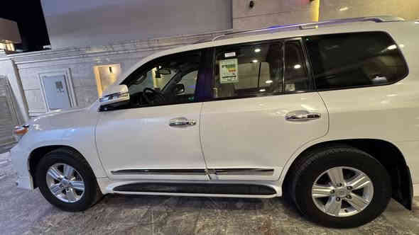 السلام عليكم                                                                     
لاندكروز موديل (2015) للبيع 
بريم اصل ام الطفايه 
رقم انكليزي الجديد بأسمي
السياره ماشيه 110 الف حقيقي السياره خير من الله 
مواصفات السياره 
-مري شفط
-محرك 6 سلندر 4000 سس
-حساس امامي خلفي 
وباقي المواصفات معرفه…
السياره مكفوله كفاله عامه من محرك وكير وصبغ 
فقط الدعاميات مصبوغه للجماليه 
السعر 430 
***********
