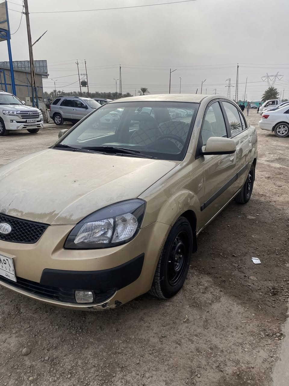 كيا ريو ٢٠٠٦ خليجي
مكفوله من الضربه والصبغ عدا الدعاميه الاماميه 
مكينه ١٦٠٠ بدلتها جديد تدفئه تبريد كله شغال كهربائيات كلها شغاله شاشه اندرويد  منظومه زنون مازادت جديده وكشافات مكاني بغداد المحموديه 
معروضه ٧٥ وبيها مجال بسيط 
الاستفسار. ***********
