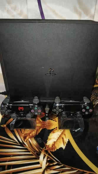 سلام عليكم بلي 4 برو ما مفتوح للبيع اونلاين مساحة 2 تيرا يعني 2000 كيكا ويا قرصين gta5 و god of war4 راكنروك ويا قاعدة مال بلي ويدتين ثنيهن اصليات مو تجاريات سعر 500 رقم *********** المكان البصرة
