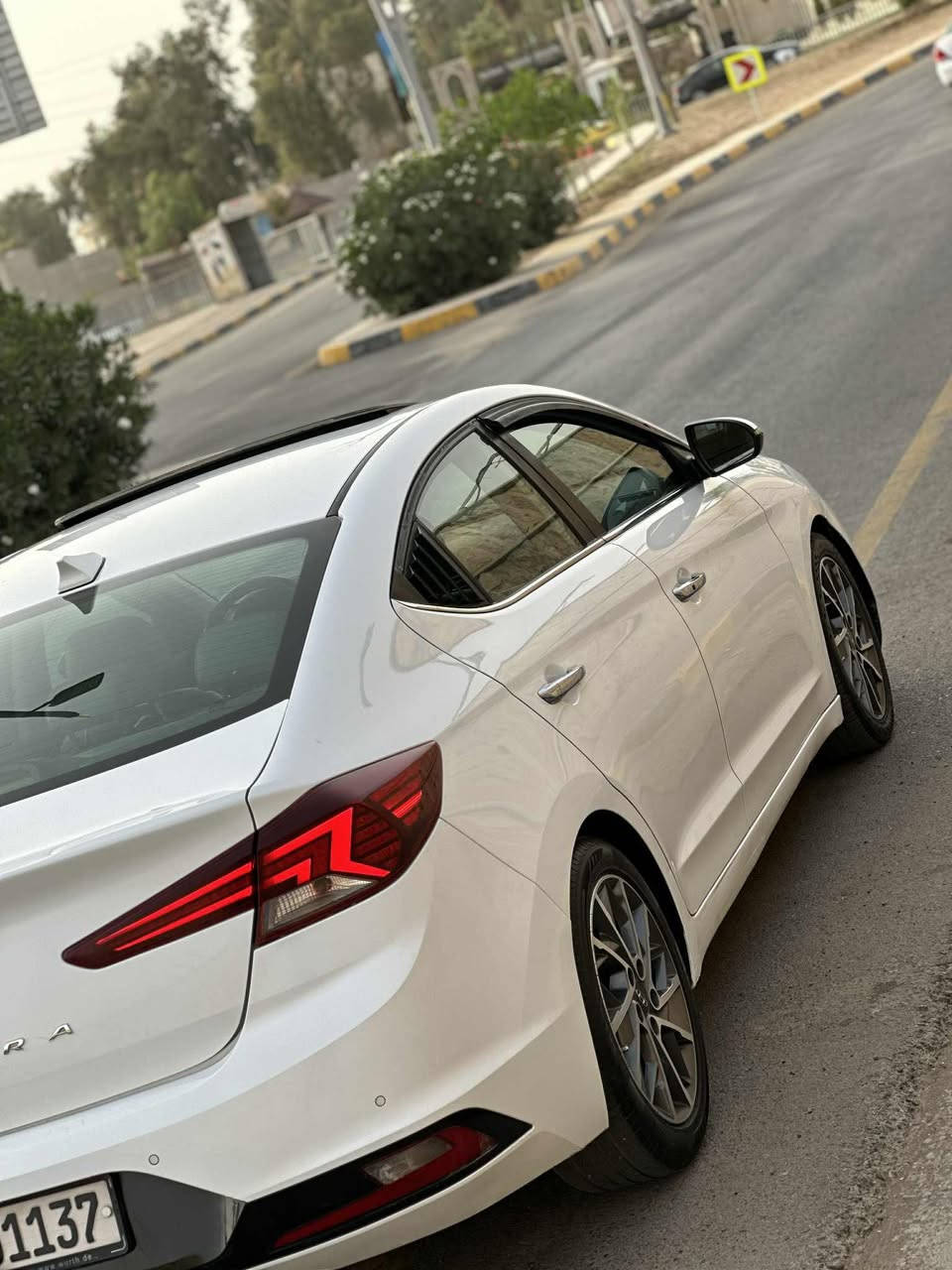 السلام عليكم 
النترا  ELANTRA 2020 limitted 1/1 فول كندي 
مواصفات لمتد  فول للأخير
سلايت روف 
بصمة  + بصمة أبواب بصمة صندوق + ترحيب
رادارات جانبيه وخلفي وامامي (تحديد المسار)
نقطة عمياء +اشاير بالمرآه الجانبيه
قيادة ذاتية + قيادة ثلاث وضعيات 
لدات لايت أمامي لايت امامي 4 عدسات زنون 
بك لايت ليد
فول تحكم جهتين استيرن 
دشبول ملون شاشة اعطال ملونه
كشنات كهرباء + جلد + تدفئه كشنات امامي وخلفي وستيرن تدفئة
صندوق ذكي
كاميرا امامية تحديد مسار 
اشاير مري مانع انزلاق نظام تركشن
فتح الصندوق الذكي عند الاقتراب
ترحيب عند الاقتراب أضواء
شحن وايرليس لاسلكلي للموبايل
ويكلب 17 بلادي مال لمتدد
شاشة كبيرة  8 انج + GPS+ بوصله + كامره خلفية دواره
تبريد شاشة دبل فريز  منفصل ثلج
محرك 2000. دوووش المرغوب
السياره بأسمي
مكانه الموصل معرض التاج المعارض الجديدة 
سستم صوت انفتي 9 سماعات دمام امامي خلفي  
وباقي المواصفات معروفه
المكينة مفتوحة  
الضرر بنيد فقط بدون دواخل اربك ستيرين راجع شركة
للاستفسار واتساب ***********
