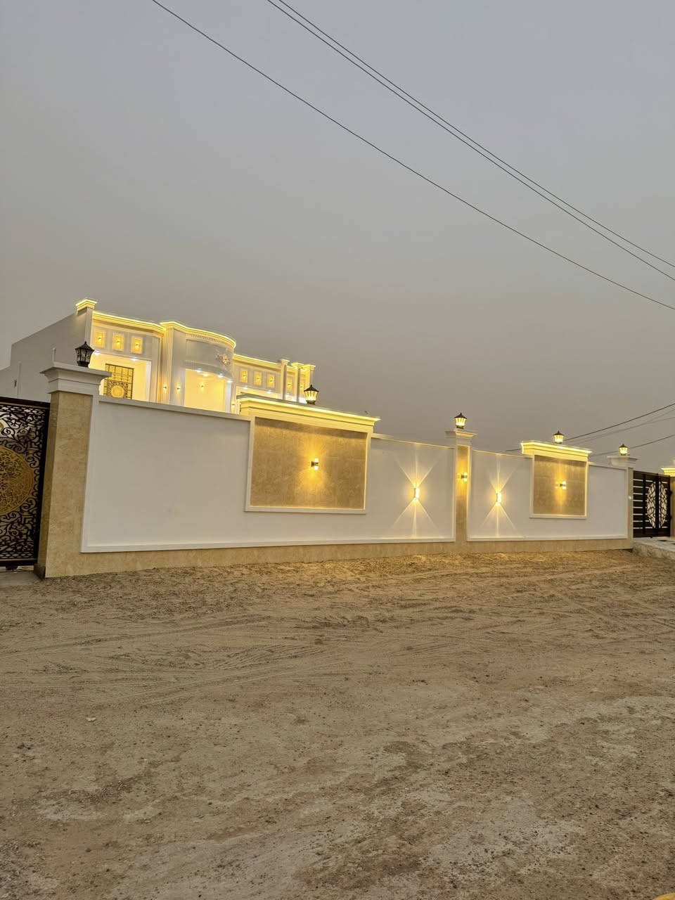 🏠 بيت للبيع – منطقة الشراع | ركن

📐 مساحة الأرض: ١١٧٠ م²
🏗️ مساحة البناء: ٥٧٢ م²
🏢 الطوابق: طابقين
📍 موقع مميز: ركن
خلف مدرسة اليمن الابتدائية 🏫.
التفاصيل:
🛏️ ٤ غرف نوم (٢ تحت + ٢ فوق)
🛋️ ٢ صالة
🍳 مطبخ
🚿 ٢ حمام (تحت وفوق)
🌿 ٢ حديقة
🏛️ ديوان

✨ المميزات:
واجهة كلاسيكية فاخرة بتصميم معماري راقي مع إضاءة مميزة، بوابات ذهبية منقوشة، بلاط رخامي، سور محيطي بإضاءة ليلية أنيقة، وحديقة خضراء.

💰 السعر: ١٩٥ مليون دينار عراقي
بي مجال للشراي *
📞 للتواصل: [***********]
