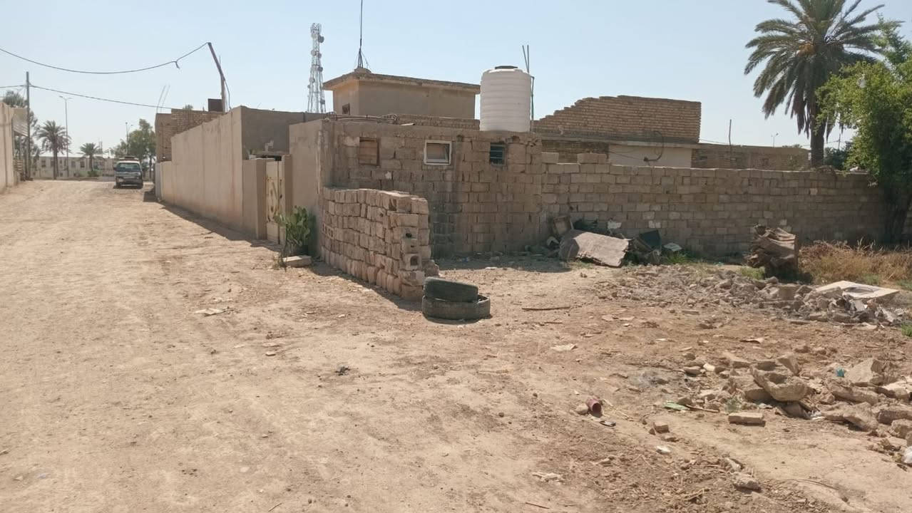 السلام عليكم 

قطعه ارض للبيع مساحه 140 متر للبيع 

ثاني قطعه بعد المحلات مجاور اسواق بيت ابو مفيد داخل فرع متحت للتبريد 

للاستفسار ***********

***********
