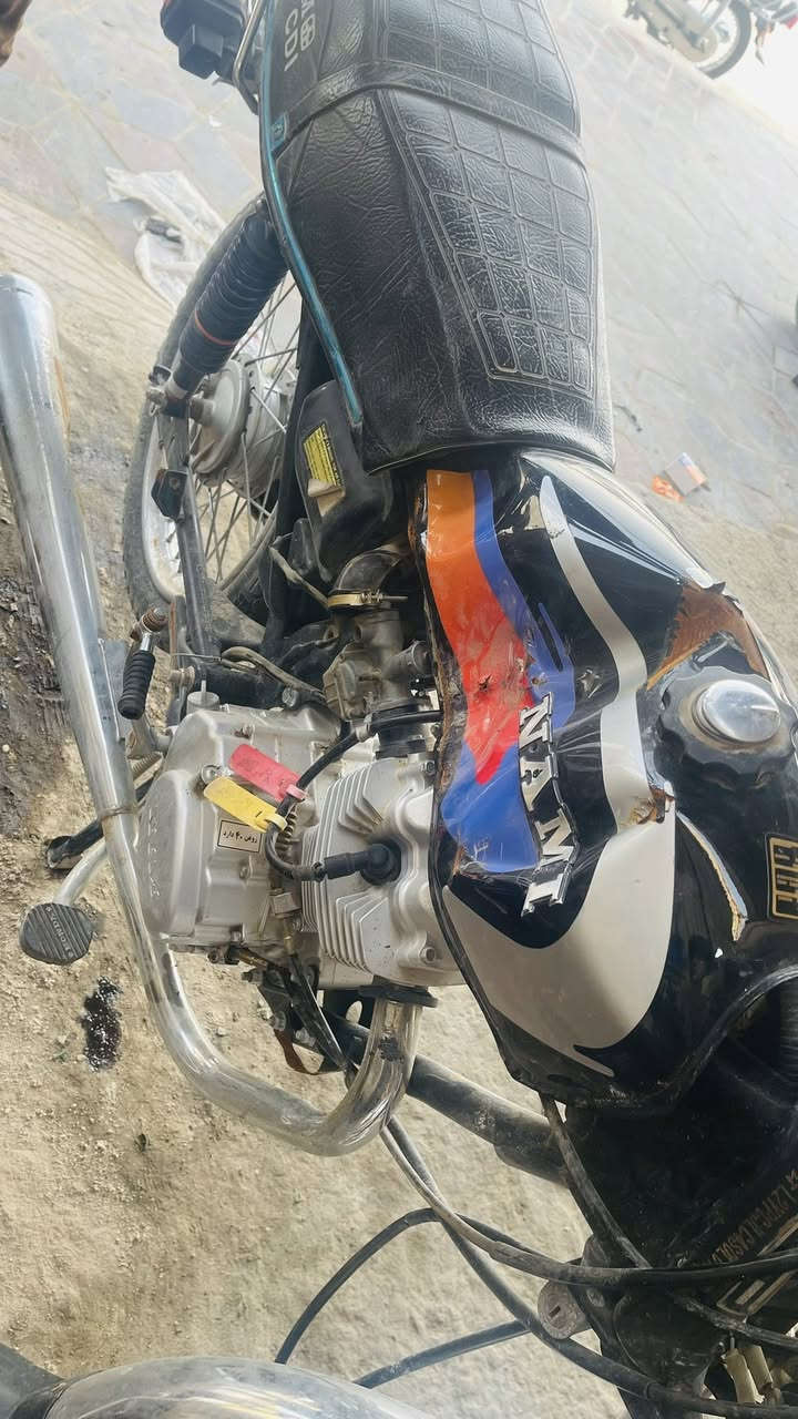 السلام عليكم دراجه سويت بيه حادث للبيع موديل ٢٠٢٥ اوراق كامله الشاصي معوج السعر ٣٠٠ بيه مجال تفاصيل اكثر اتصل مكاني حله ابو غرق دو ***********
