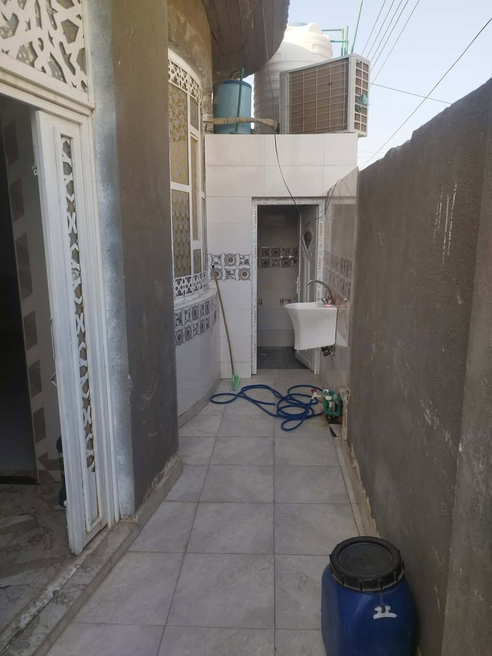 مساحه ٢٠٠ م  علمآ بناء البيت ٢٠٢٤ جديد كلش 
التفاصيل غرف ٢ + مطبخ + صاله + ديوانيه + صحيات داخليه وخارجيه   المكان حي العسكري شارع المستوصف قرب شارع الامام علي 
لاستفسار على 
***********
***********
