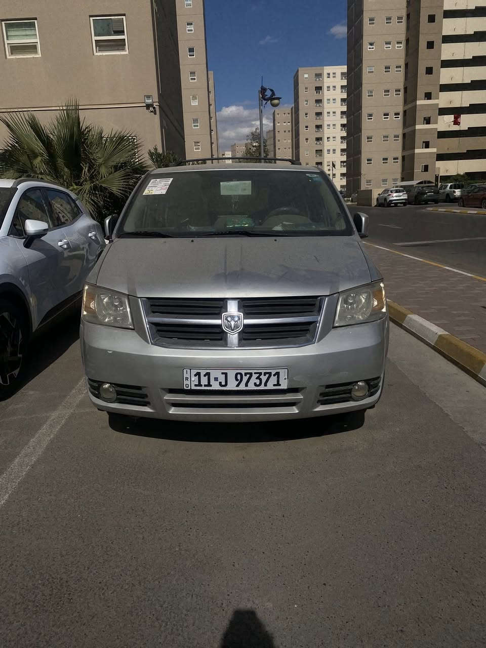 السلام عليكم 
دوج كرفان 2009 وارد امريكي كلين بدون حادث بدون تبديل بدون صبغ فقط بعض الشخوط موضحة في الصور والسيارة متروكة بسبب المرض .
سونار موجود ماشية 136 الف رقم بغداد دولي فول مواصفات ابواب كهرباء ثلاث قطع تبريد كشنات منفصل سبعة راكب كرسي السائق كهرباء بريك ويل كروم فرس بالسقف 3 شاشات لد ليلي محرك 3800 مكان السيارة مجمع بسماية 
السعر المطلوب 120 بيها مجال حك الجية للاستفسار الاتصال ***********
