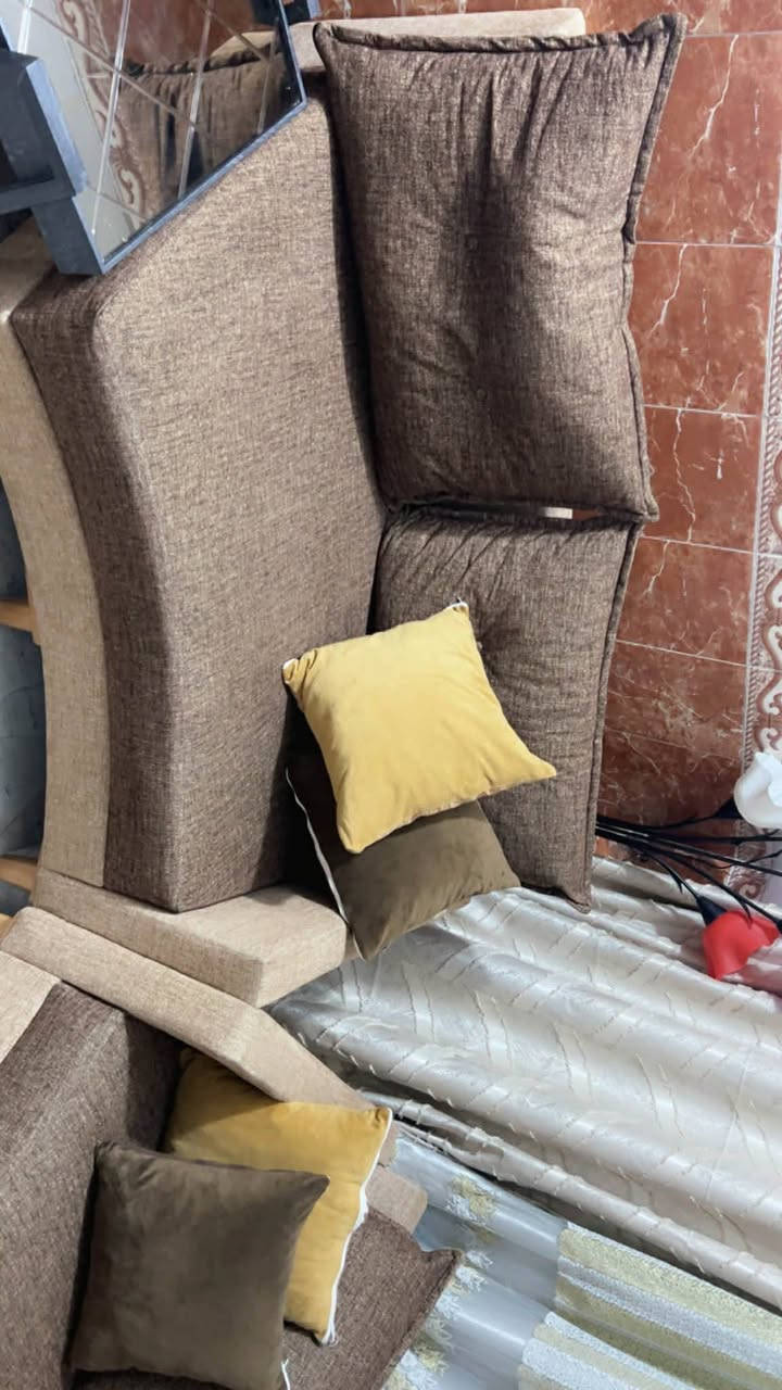 سلام عليكم تخم حديث تصميم حلو مرتب تركي خشب زان الأصلي شرط الفحص قماش أصلي وجديد بدون أي شك أو زرف أو عيب بلقماش الصور اليوم أخذتها ولله العظيم مثل ما منشور هوه تجي وتشوف بالنسبه للسفنج مالته ضمان مفتوح الك مو عراقي شرط الفحص ماخذه غالي كلش ولما يعرف قيمته ميفيده لأن مو تخم عراقي هذا ولا سفنج عراقي وينزل وره كم سنه (٧)مخدات كبار بي أو كوشات تسموهن و (٨) زغار أخو الجديد وجبير ومريح بلكعده مالته مكاني بغداد بوب الشام فوك من الشعب شويه سعره (٦٠٠) ألف وبي مجال أن شاء الله رقمي ‏‪***********‬‏
