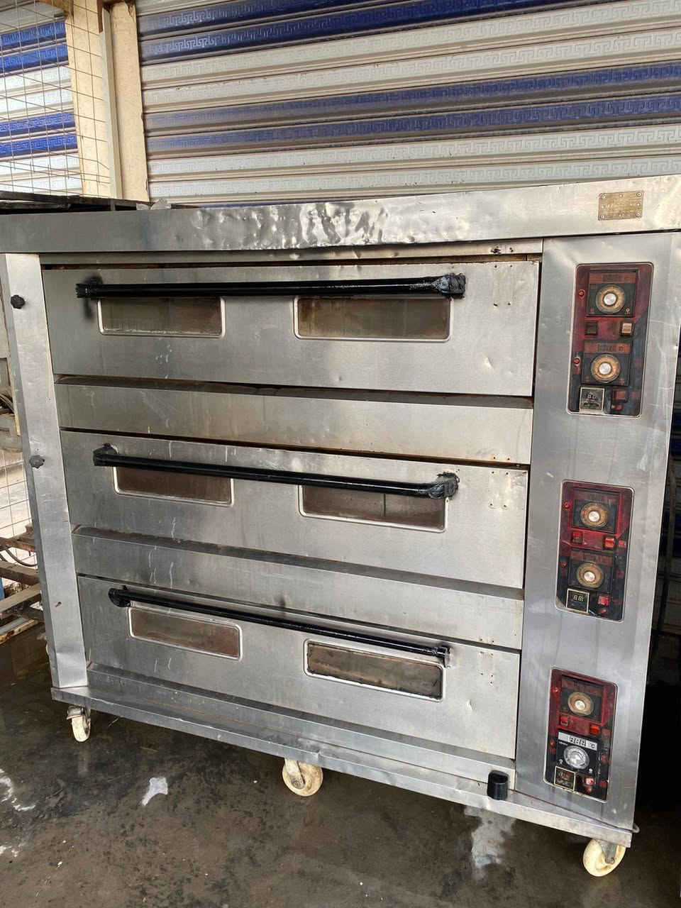 سلام عليكم افران للبيع كلش نضاف شرط الشغل مكاني بغداد وهذا رقمي ***********
