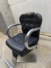 متوفر كراسي حلاقه مستعمل نضيف جدا وعربانه نضيف جدا التواصل ٠٧٧٣٢٠٨٦٢٢٢