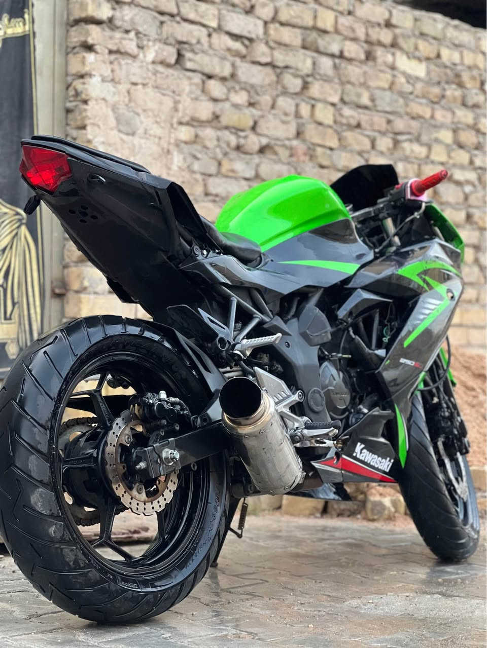 بطح كاوساكي نينجا 250
اضمن الك المكينة عالأخر
شلعة وسرعة عالية بشكل 
المكينة ربع ربع ربع
الكفرات نظافتها ‎‎‎%‎80
نگرة سلف تشتغل حتى بشتاء روسيا
ادامة عامة بريكات وتايرات
دشبول شغال 

نقصها اشاير
قبق بنزين
كيج سرعة يخربط مرات
كيج البنزين يرمش يعني ناقته فيشة بس.
سعرها 15$ وبيها مجال للشراي 
مكاني بغداد الشعلة
*********** ما متواجد عالفيس موجود واتساب واتصال بغداد, العراق
