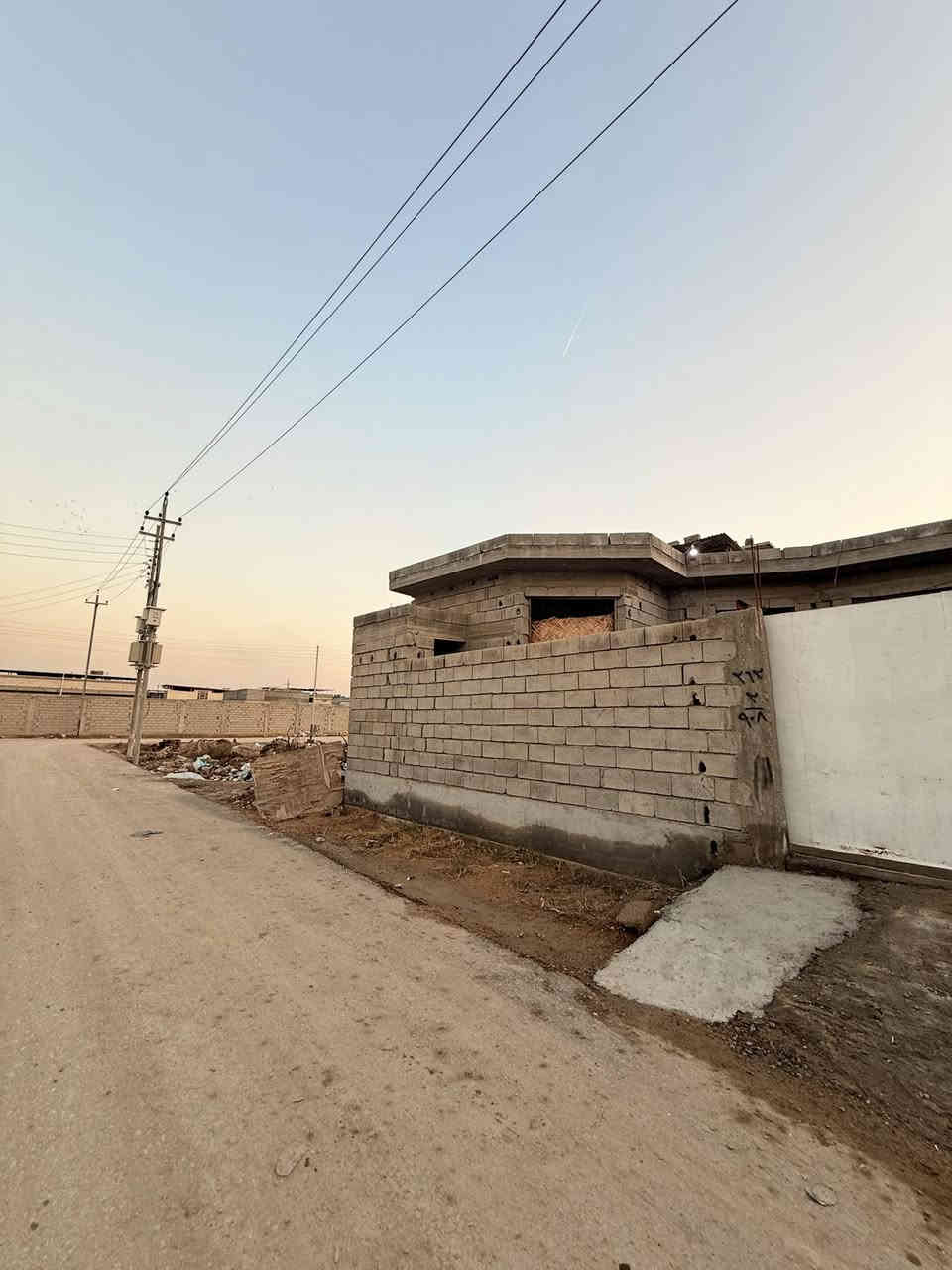 دار سكن للبيع  👇🏻

#معه قطعه ارض 250 متر.  بصف البيت 
و مساحه البيت 200 متر 
المساحه الكليه 450 متر 

على شارع تبليط 10 متر كافه الخدمات متوفره 

#البيت بي نواقص ابو البيت 
محتاج بيع مستعجل 

#يحتوي البيت على غرفتين نوم 
#و ديوان 
#و صالتين 
#و مطبخ حار و بارد 
#و مناور و صحيات داخلي و خارجي و كراج سياره 

#طابو صرف زراعي بسم عراقي راعي لارض موجود تتكاتب ويا مباشرتاً 

#العنوان ابي الخصيب السبيليات الشرقيه يبعد عن طريق الداخلي السايدين مال العشار مسافه 300 متر موقع يخبل للعلم شغل البيت درجه أوله 

سعر البيت ول قطعه 170 مليون و بي مجال 
للاستفسار ولتواصل *********** صادق
