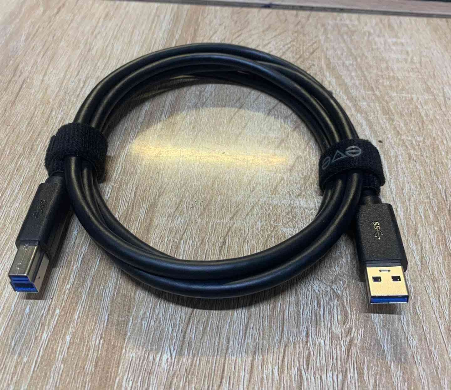 كيبل متوافق مع الاجهزة موضحة بالصور 
سعر القطعة الف دينار موجود كمية


**إذا كنت صاحب هذا الإعلان وتريد حذفه لأي سبب، رجاءا أرسل رسالة إلى الدعم الفني**