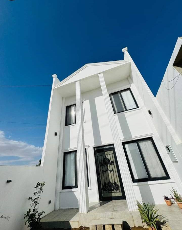 بسم الله
دار مؤثث للبيع السعر ( 115 )
حي الملايين الاولى قرب معمل الاخشاب
قرب جامع نضرة النعيم بين الضغطين العالي 
المساحه / ١٥٠ متر واجه ٦ × ٢٥
سند زراعي ٢٥ مشمول بقرار التمليك عندي وصل بلديه
بناء درجه اولى ٢٠٢٤ على ايدي البيت واسع ونفه وبالحقيقه احله من الصور 
نظام دكتات تبريد مركزي نظام ساحبات صاروخيه دفن نظام كامرات 
الطابق الارضي / استقبال ٤×٦ صحيات للخطار ١،٥×٢
مخزن مطبخ ١،٥×٥ مطبخ ٥×٦ حديقه اماميه ٦×٧ حديقه خلف البيت ٣×٦ وترهم مسبح او غرفة نوم
الطابق الثاني غرفه نوم ٦×٦ بيهه سويت ٢×٢ 
غرفة غسل ملابس ١،٥×٢،٥ غرفة نوم ٤×٤،٥ بالكونه ودرج للسطح 
والبيت مالتي يعني بدون دلاليه 
للاستفسار 
***********  
***********
