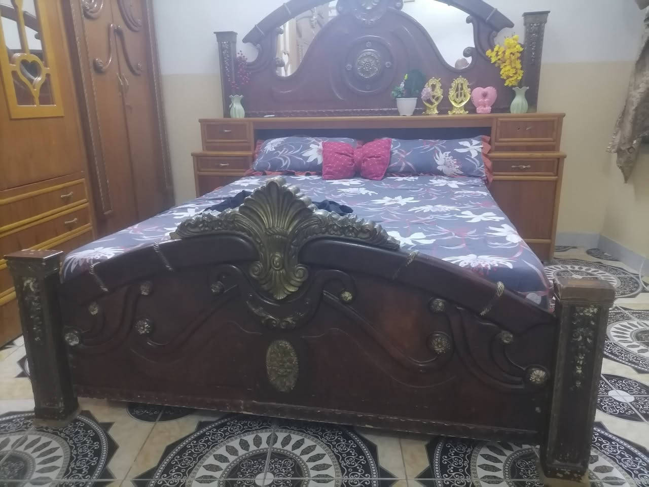 غرفه اخشاب  قاطين نضيفه ٨٠٪ المكان بهرز و الشراي بي خير و يدلل  الرقم ***********
