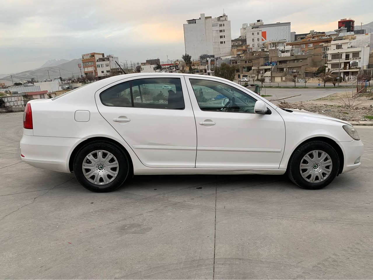 شکۆدا ئۆکتاڤیا ٢٠١٣
گێر ئۆتۆماتیک
مەکینە ١٦
١٥٥،٠٠٠ ڕۆشتوە
١ پارچە بۆیاخ  چەمەلەخی پشتی سایەق
٩٠ وەرەقە و کەمێک مەجال
*********** السليمانية, العراق
