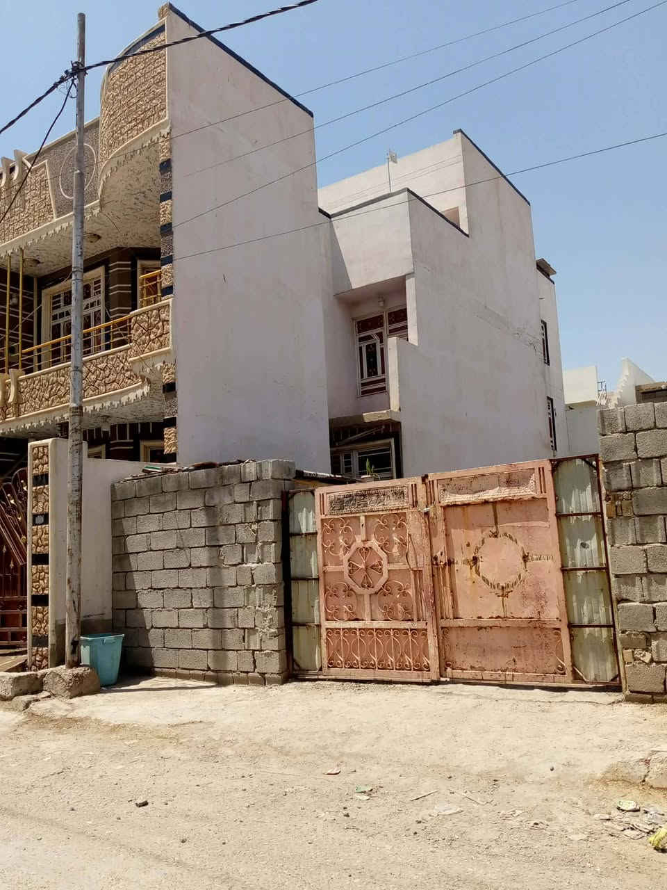 السلام عليكم..بيت مساحه 150 ثلاث طوابق ...يحتوي الطابق الاول على غرفه استقبال ومطبخ وصاله واسعه وغرفه نوم وصحيات والطابق الثاني نفس الاول والطابق الثالث غرفه وبيتونه واسعه ...بناء سنه 2014...العنوان التحرير السكك خلف الجمعيه الفلاحيه سابقاا...التواصل على الخاص او على الرقم ***********
