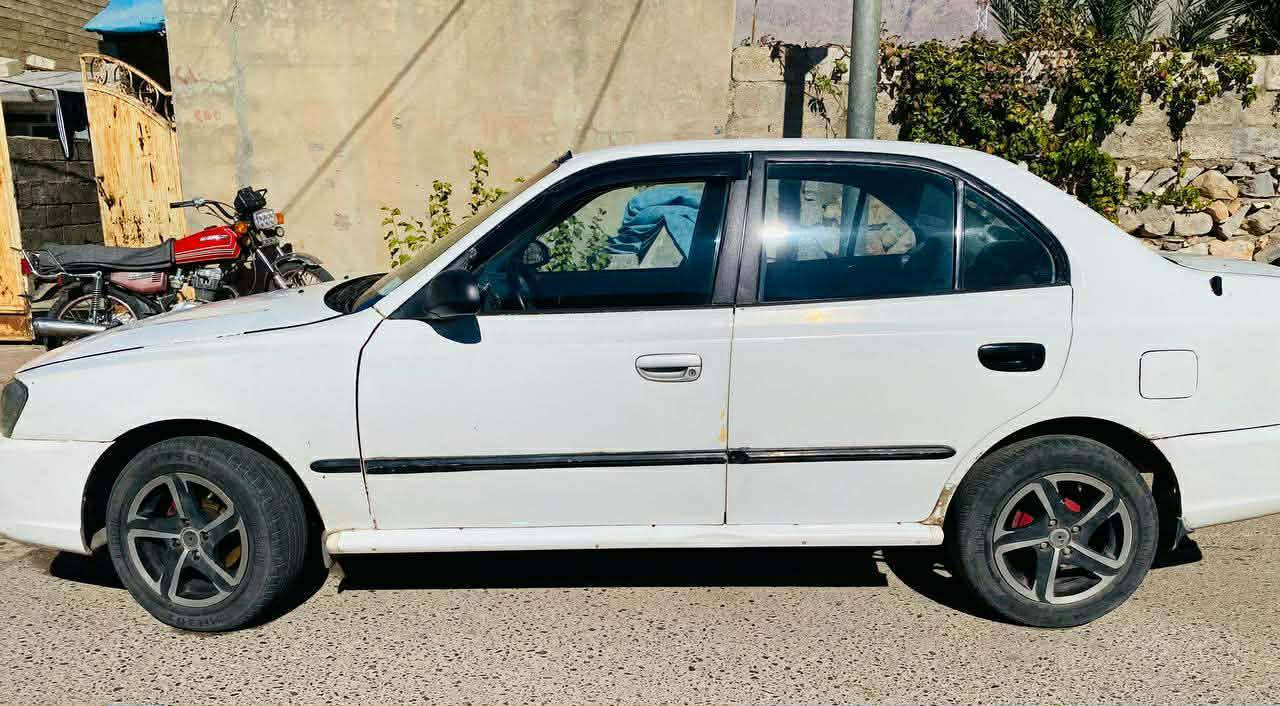 هۆندای ئەکسێنت ( شورتەیی). 
ئاڕمی پلاستیکی سلێمانی. 
مۆدێل 2001  
تەبرید لەسەر سویچ ، 
گێڕ عادی ، گێڕ و مەکینەی بێ عەیبە . مەسڕەفی تیا نییە.  سەیارەکە ماڵی دۆستە. 
نرخی خوار بازاڕ 35 وەرەقە و مەجالێکی برایانەی تێدایە . 
*********** حلبجة, السليمانية
