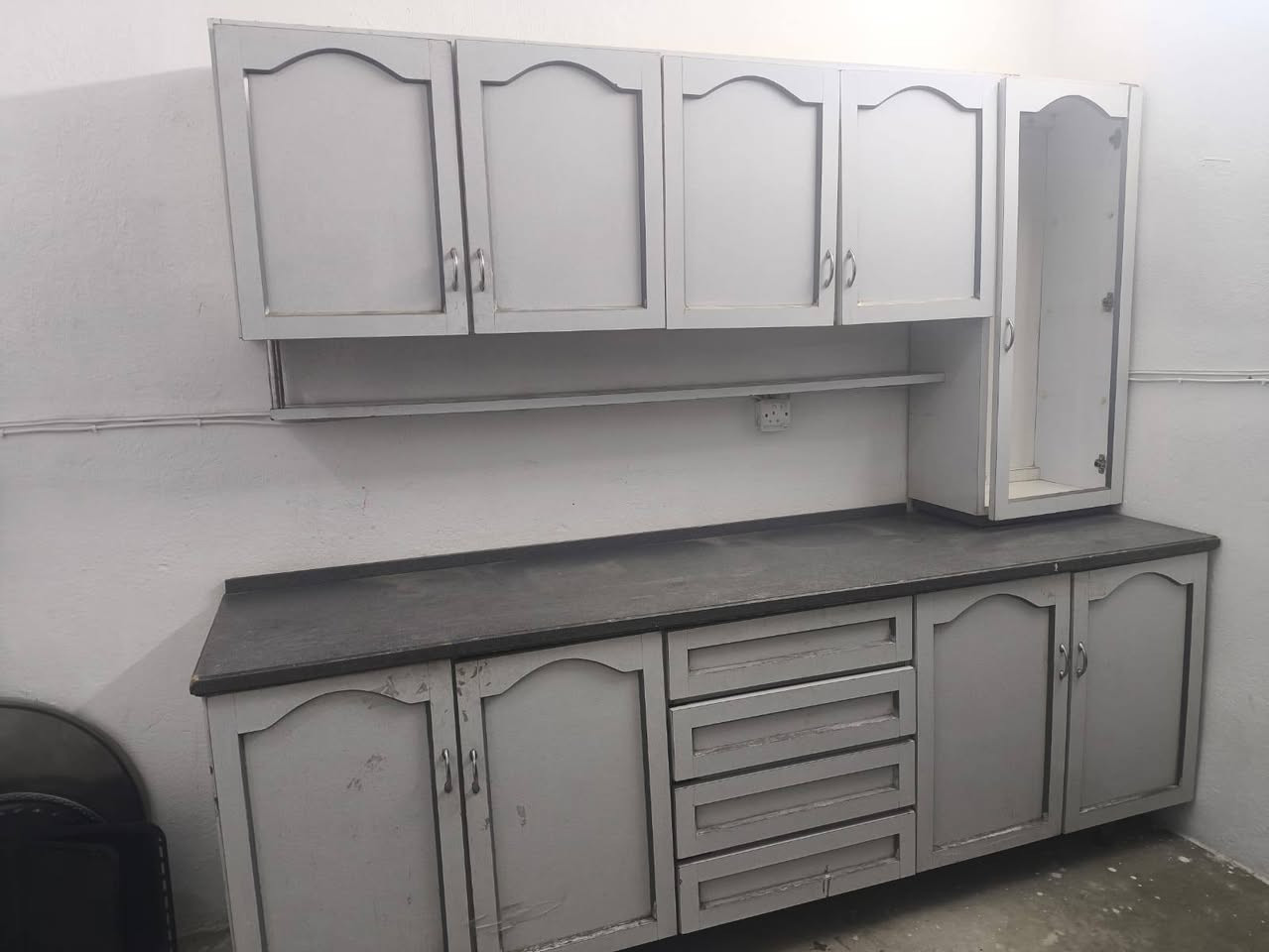 رفوف محل مبايلات ب 250  كاونتر خشب ظهره مرمر قطعتين بدون سنك ب 100 للاتصال ع *********** كركوك, العراق
