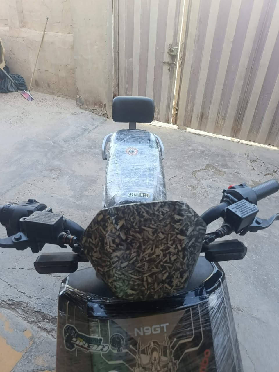 سلام عليكم دراجة شحن 6بطاريات كبار يمشنك مسافة طويلة
سرعة وشلعه والتراي يحكم لايت عالي ناصي ودكمة رماش 
هورن دسك رياضي بريكات دهن يعني بل مكان ويل امامي رياضي مدكر رياضي خلفي جاملغ كاربون فايبر امامي والخلفي أيضا السعر 475 وجوه السوك شرط للاستفسار *********** وتساب وتصال موجود 24ساعه
