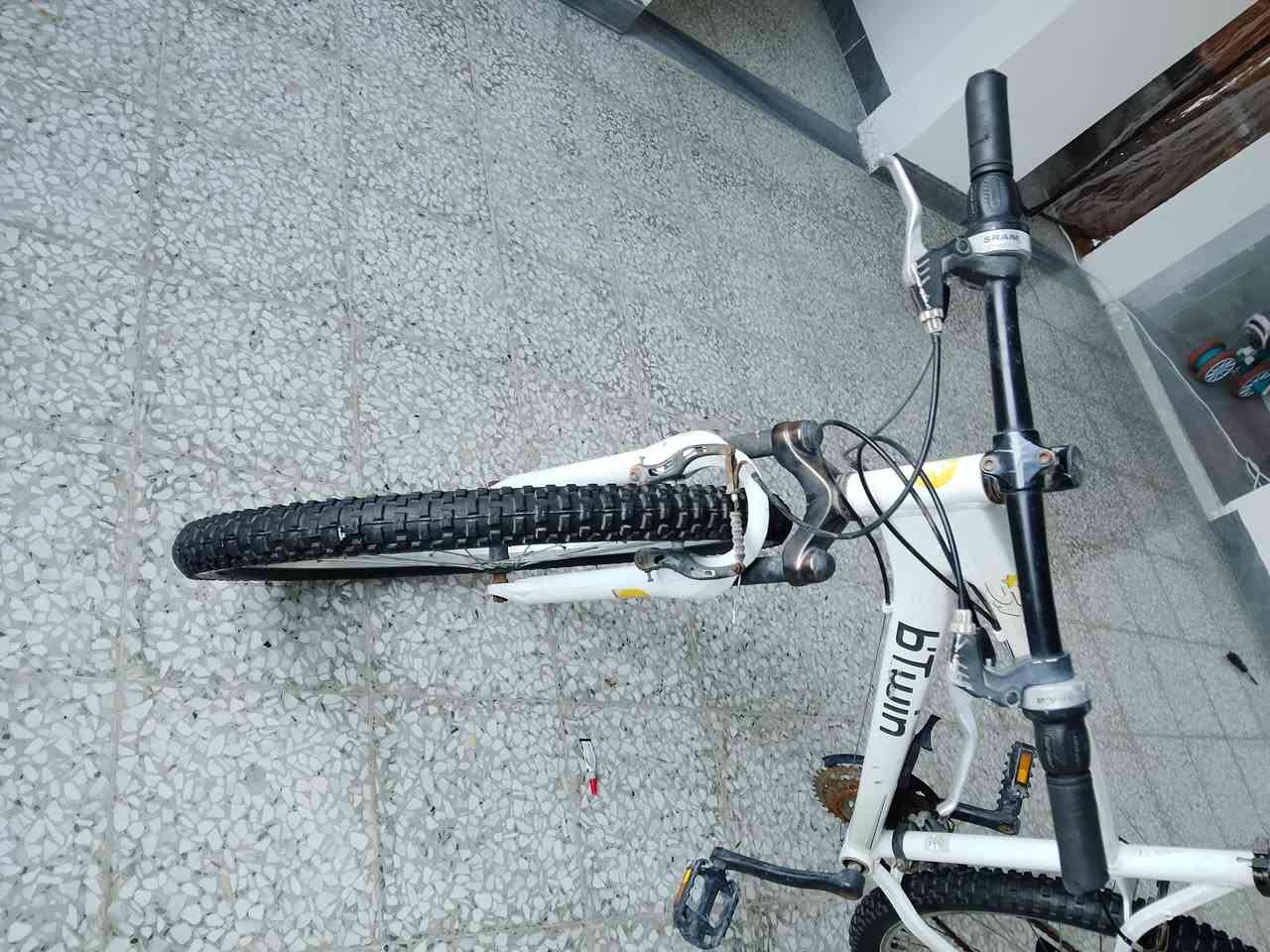 بايسكل للبيع مكان موصل السعر 100 أو بي مجال اتصال على رقم او عل خاص ***********
